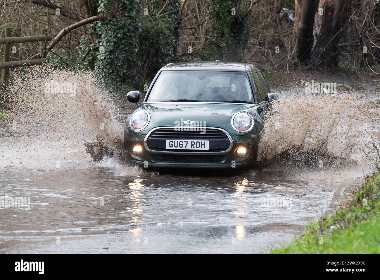 Eton, Windsor, Großbritannien. Februar 2024. Autofahrer, die in einem Land in Eton, Windsor, Berkshire, nach starkem nächtlichem Regen durch Hochwasser fahren. Quelle: Maureen McLean/Alamy Live News Stockfoto