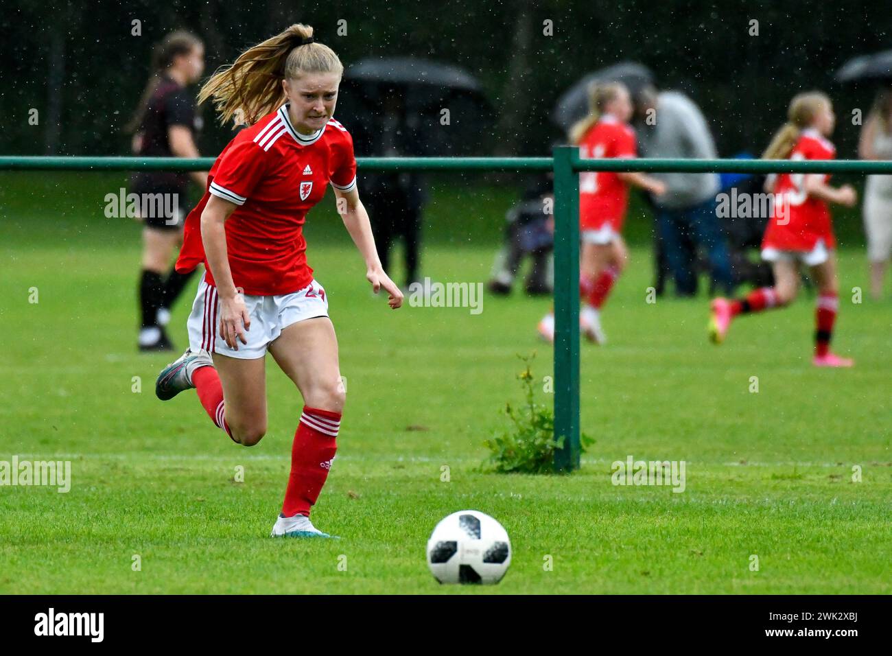 Pontypridd, Wales. 25. August 2023. Aimee Deacon von der FAW Girls Academy South unter 16 in Aktion während des Freundschaftsspiels zwischen der FAW Girls Academy South unter 16 und Milton Keynes Dons STELLTE Mädchen unter 16 im USW Sport Park in Pontypridd, Wales, Großbritannien am 25. August 2023. Quelle: Duncan Thomas/Majestic Media. Stockfoto