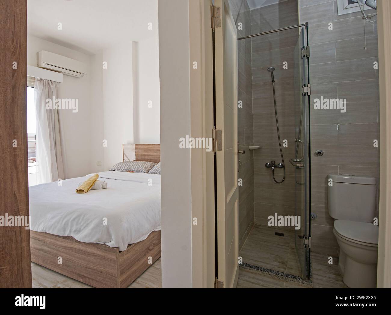 Inneneinrichtung Einrichtung Einrichtung von luxuriösem Schauhaus en Suite Schlafzimmer mit Möbeln und Doppelbett mit Bad Stockfoto