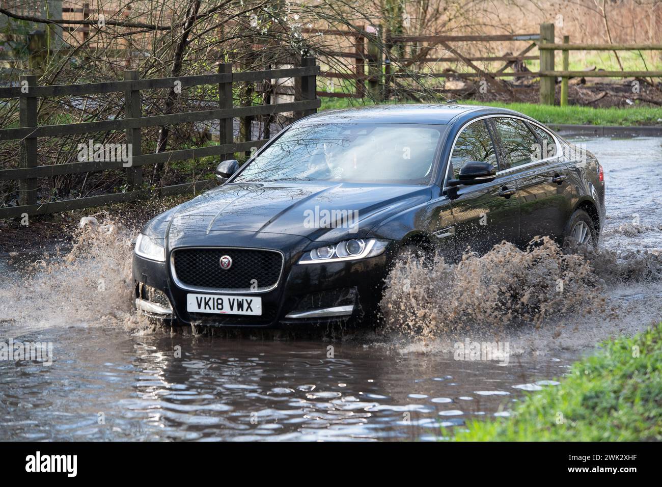 Eton, Windsor, Großbritannien. Februar 2024. Autofahrer, die in einem Land in Eton, Windsor, Berkshire, nach starkem nächtlichem Regen durch Hochwasser fahren. Quelle: Maureen McLean/Alamy Live News Stockfoto