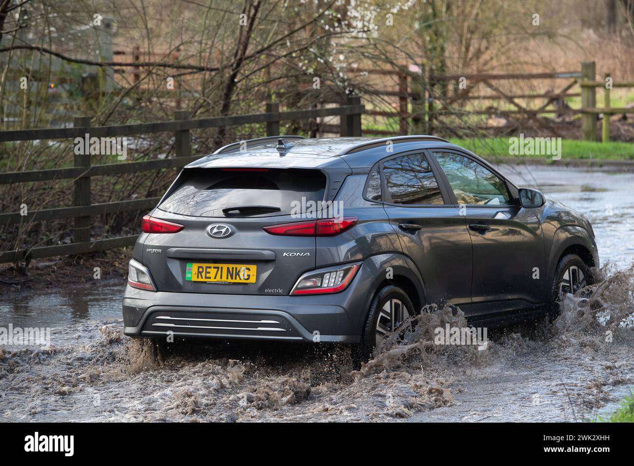 Eton, Windsor, Großbritannien. Februar 2024. Autofahrer, die in einem Land in Eton, Windsor, Berkshire, nach starkem nächtlichem Regen durch Hochwasser fahren. Quelle: Maureen McLean/Alamy Live News Stockfoto