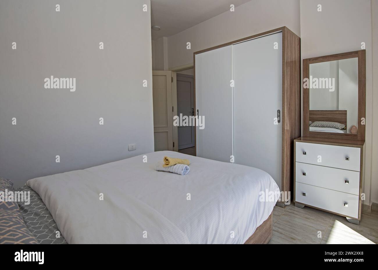 Inneneinrichtung Einrichtung Einrichtung von luxuriösem Schauzimmer mit Möbeln und Doppelbett mit Frisiertisch und Kleiderschrank Stockfoto