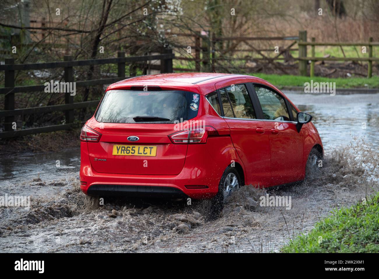 Eton, Windsor, Großbritannien. Februar 2024. Autofahrer, die in einem Land in Eton, Windsor, Berkshire, nach starkem nächtlichem Regen durch Hochwasser fahren. Quelle: Maureen McLean/Alamy Live News Stockfoto