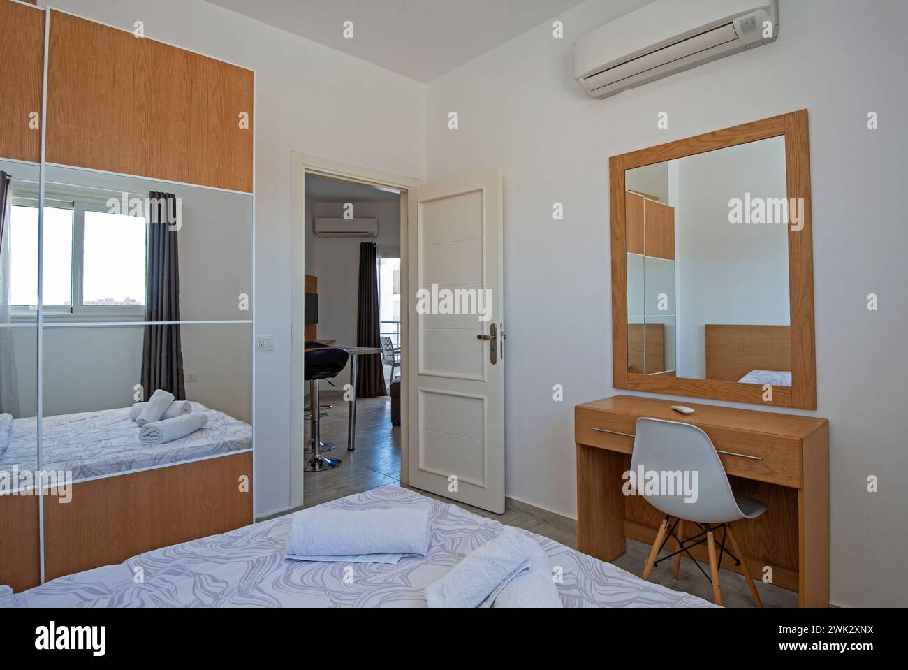 Inneneinrichtung Einrichtung Einrichtung von luxuriösem Schauzimmer mit Möbeln und Doppelbett mit Frisiertisch und Kleiderschrank Stockfoto