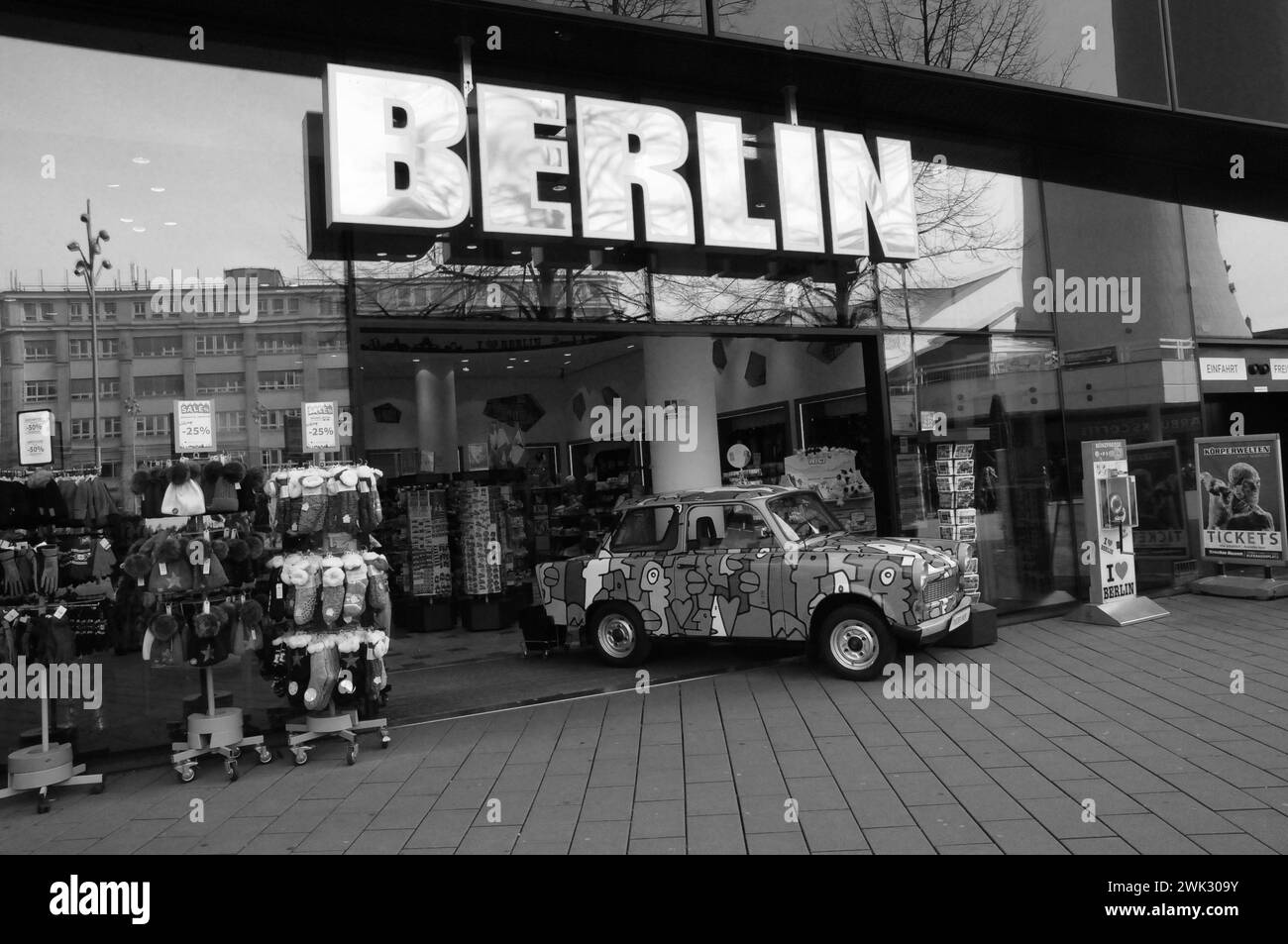 Berlin /Deutschland/06 März 219 - ostdeutschland berühmteste Auto Trbant Schaufenster in Berlin Souvenir Shop in Grman Canpital Deutschland. (Foto: Francis Joseph Dean / Deanpictures. Stockfoto