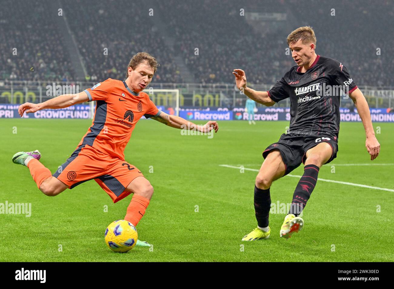 Mailand, Italien. Februar 2024. Nicolo Barella (23) von Inter und Toma Basic (26) von Salernitana wurden während des Spiels zwischen Inter und Salernitana in Giuseppe Meazza in Mailand gesehen. (Foto: Gonzales Photo - Tommaso Fimiano). Stockfoto