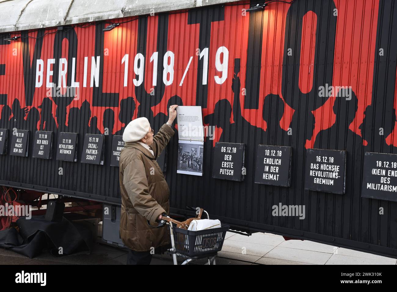 Berlin /Deutschland . März 2019. 1000 Revolutation Eldlery schaut sich alte Fotografien bei der Ausstellung von Berli 100 Jahre ab 1829-2019 an. Memoiren vom Berliner Alexandera Platz. Foto: Francis Joseph Dean / Deanpictures. Stockfoto