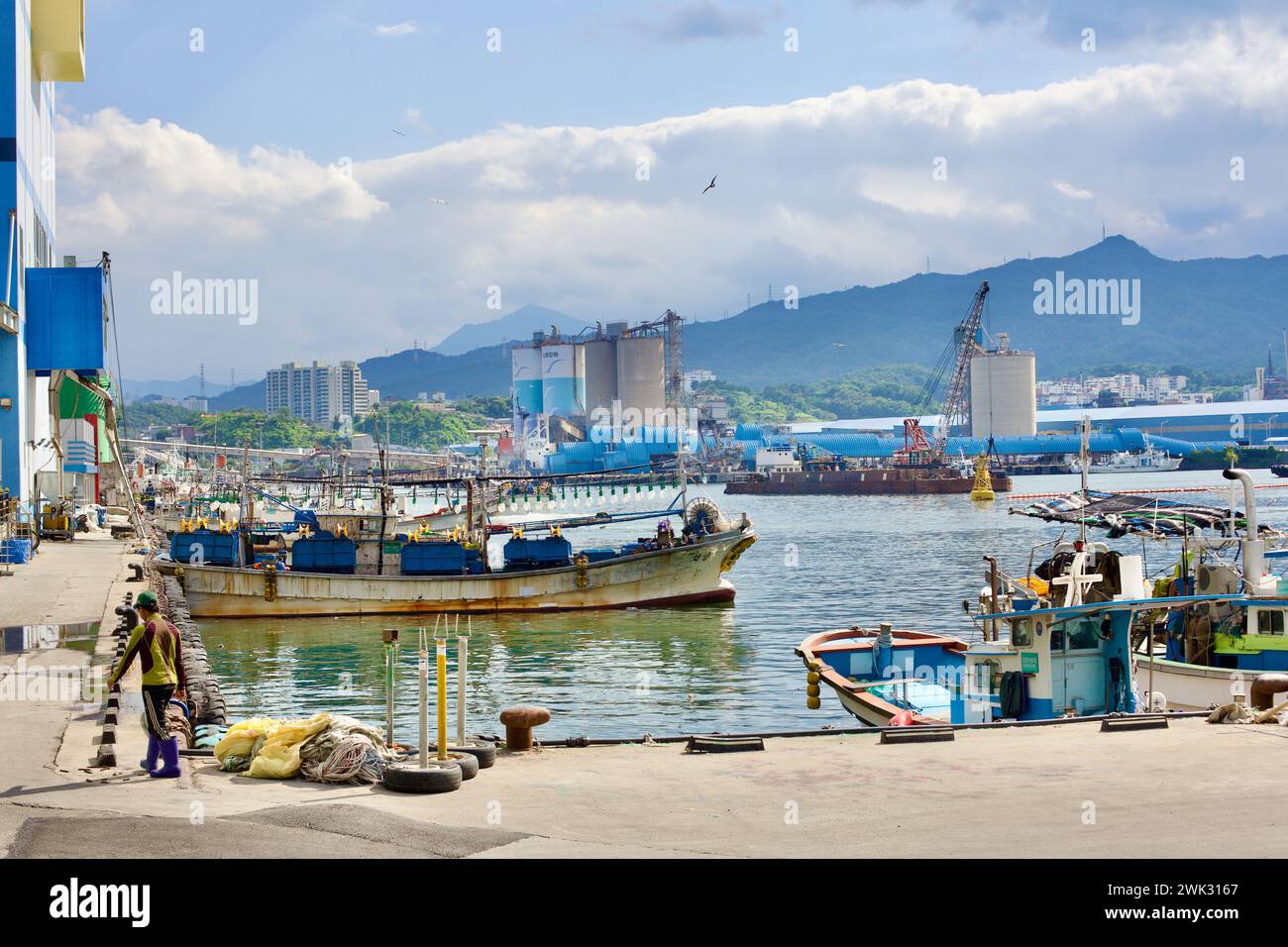 Donghae City, Südkorea - 28. Juli 2019: Gefangen im Mukho Port, befindet sich ein Tintenfischboot mit großen Glühbirnen zum Nachtangeln in der Nähe von t Stockfoto
