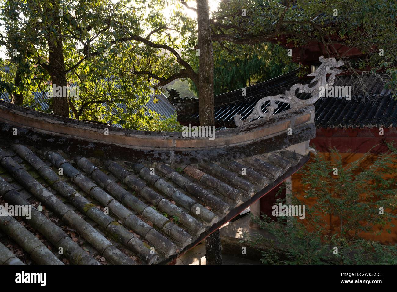 Detail eines traditionellen chinesischen Daches mit Drachenverzierung Stockfoto