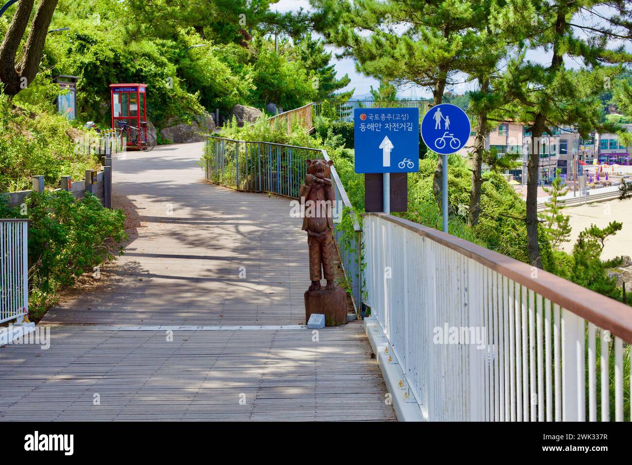 Donghae City, Südkorea - 28. Juli 2019: Ein Wander- und Radweg führt zum Chuam Chotdaebawi Certification Center, einem einzigartigen roten Telefon bo Stockfoto