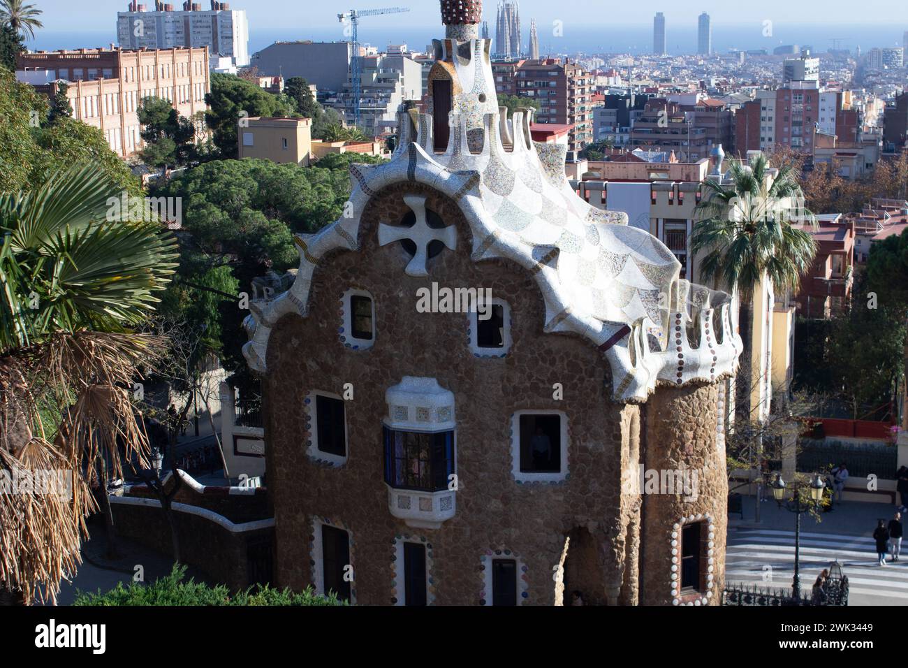 Park Güell ist ein weitläufiges Wunderland mit farbenfrohen Mosaiken und von der Natur inspirierter Architektur. Stockfoto