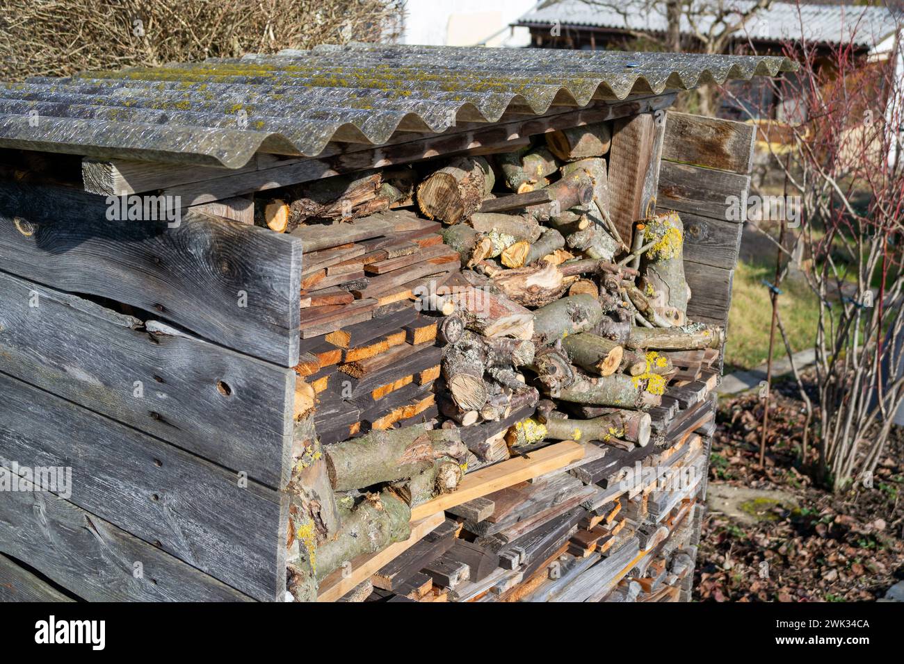 Altes Brennholz im Garten Stockfoto