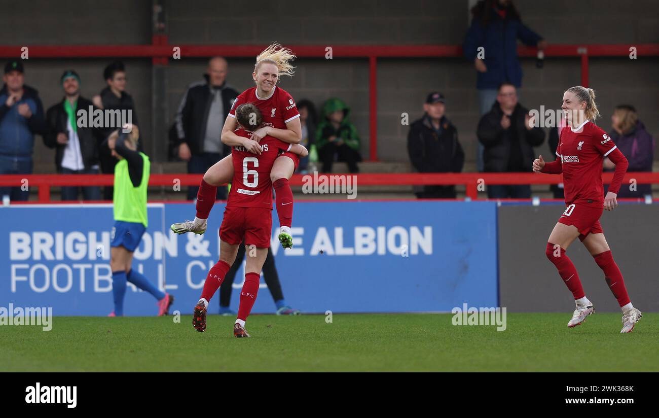 Crawley, Großbritannien. Februar 2024. Ceri Holland aus Liverpool feiert das Eröffnungstor beim Spiel der Barclays Women's Super League zwischen Brighton & Hove Albion und Liverpool im Broadfield Stadium in Crawley. Quelle: James Boardman/Alamy Live News Stockfoto