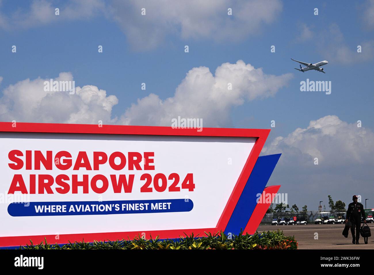 Singapur. Februar 2024. Ein Passagierflugzeug des Typs Airbus A350-1000 tritt während der Medienvorschau der Singapore Airshow am 18. Februar 2024 in Singapur auf. Quelle: Dann Chih Wey/Xinhua/Alamy Live News Stockfoto