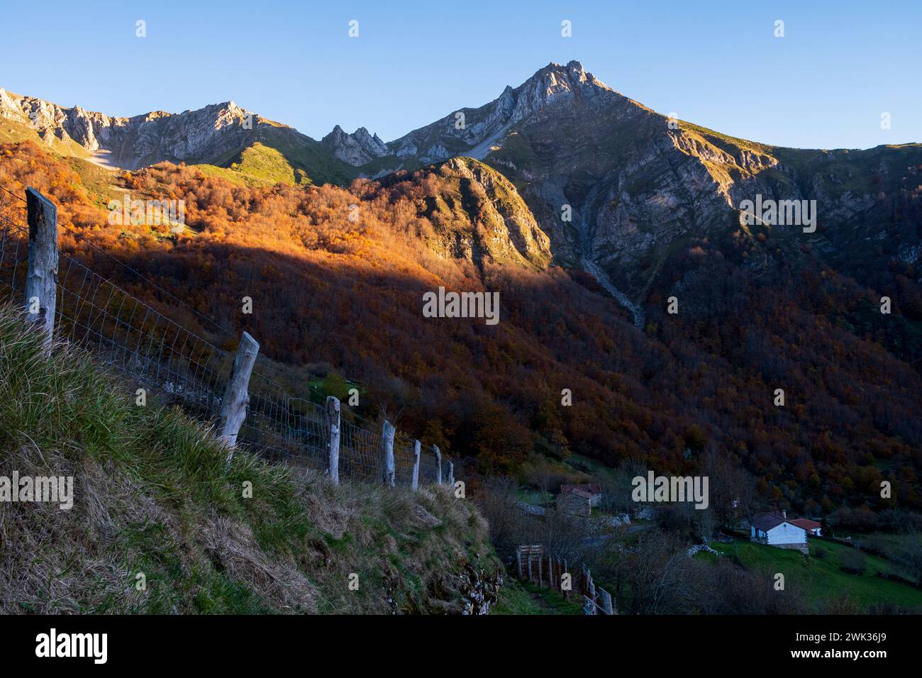 Asturien, Spanien - 03. November 2022 : Hügel von Somiedo in Herbstfarben Stockfoto