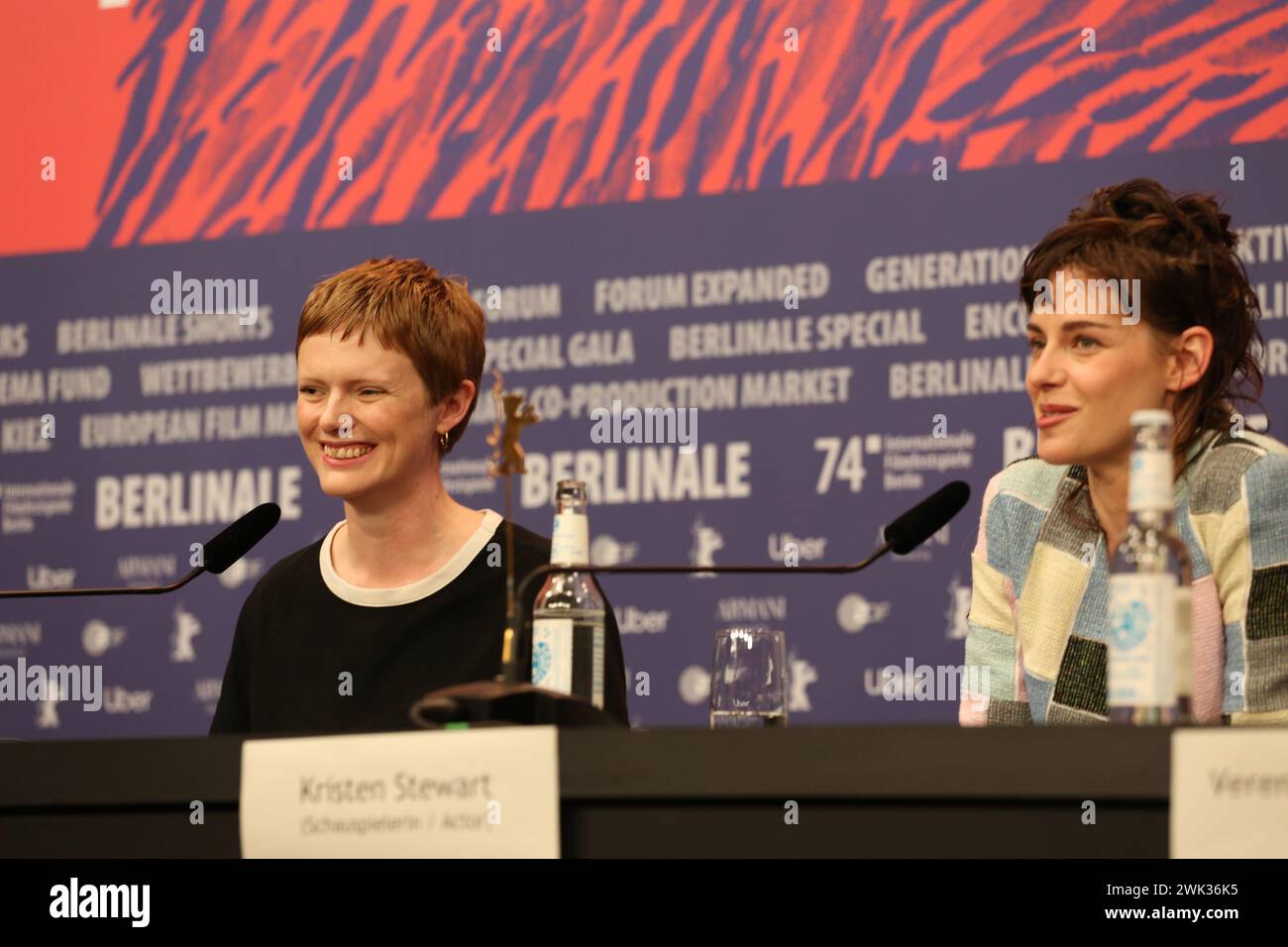 Berlin, 18. Februar 2024, Regisseur, Drehbuchautor, Rose Glass und Schauspieler Kristen Stewart bei der Pressekonferenz zum Film Love Lies Bleeding beim 74. internationalen Filmfestival Berlinale. Foto: Doreen Kennedy / Alamy Live News. Stockfoto