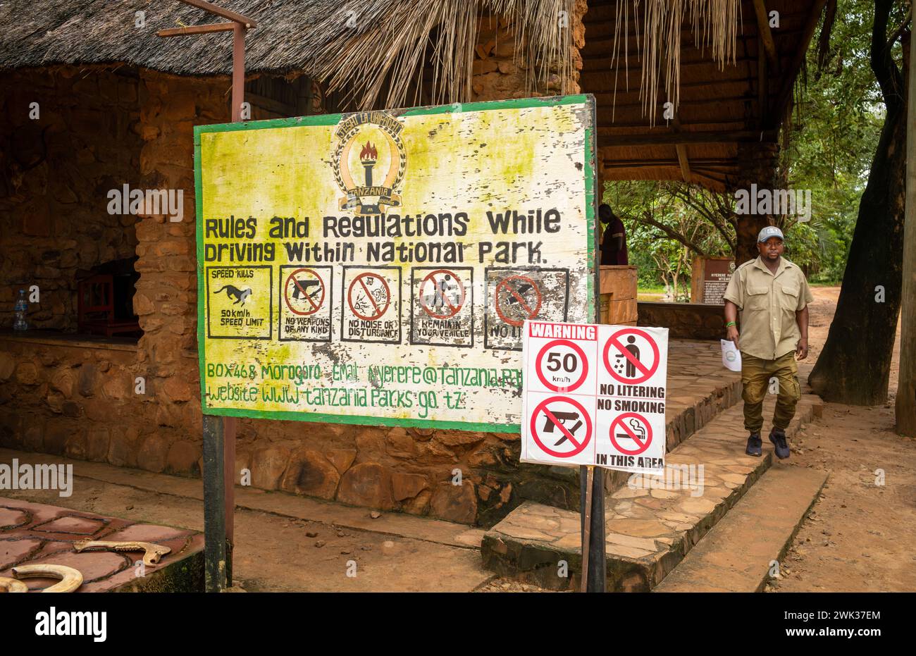 Ein Schild mit den Regeln und Vorschriften während der Fahrt am Eingang von Mtemere zum Nyerere Nationalpark (Selous Game Reserve) in Tansania. Stockfoto
