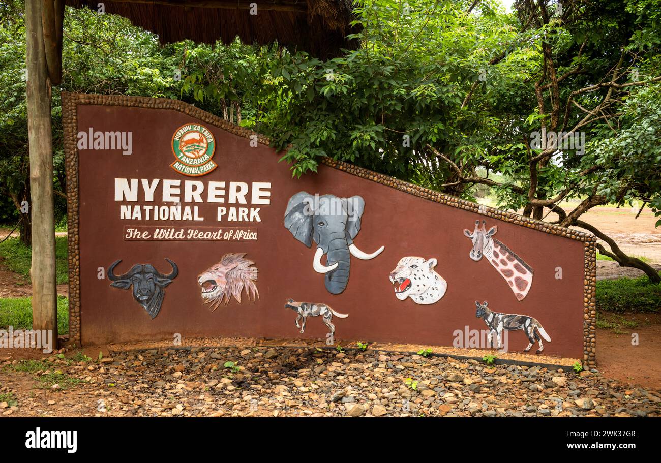 Bilder afrikanischer Tiere auf dem Schild am Eingang von Mtemere zum Nyerere Nationalpark (Selous Game Reserve) in Tansania. Stockfoto