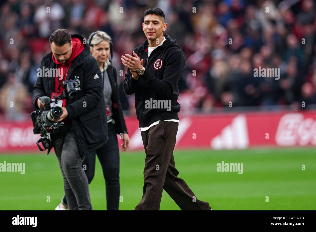 Amsterdam, Niederlande. Februar 2024. AMSTERDAM, NIEDERLANDE - 18. FEBRUAR: Der ehemalige Spieler Edson Alvarez von AFC Ajax dankt den Fans während des niederländischen Eredivisie-Spiels zwischen AFC Ajax und NEC in der Johan Cruijff Arena am 18. Februar 2024 in Amsterdam. (Foto: Pieter van der Woude/Orange Pictures) Credit: Orange Pics BV/Alamy Live News Stockfoto