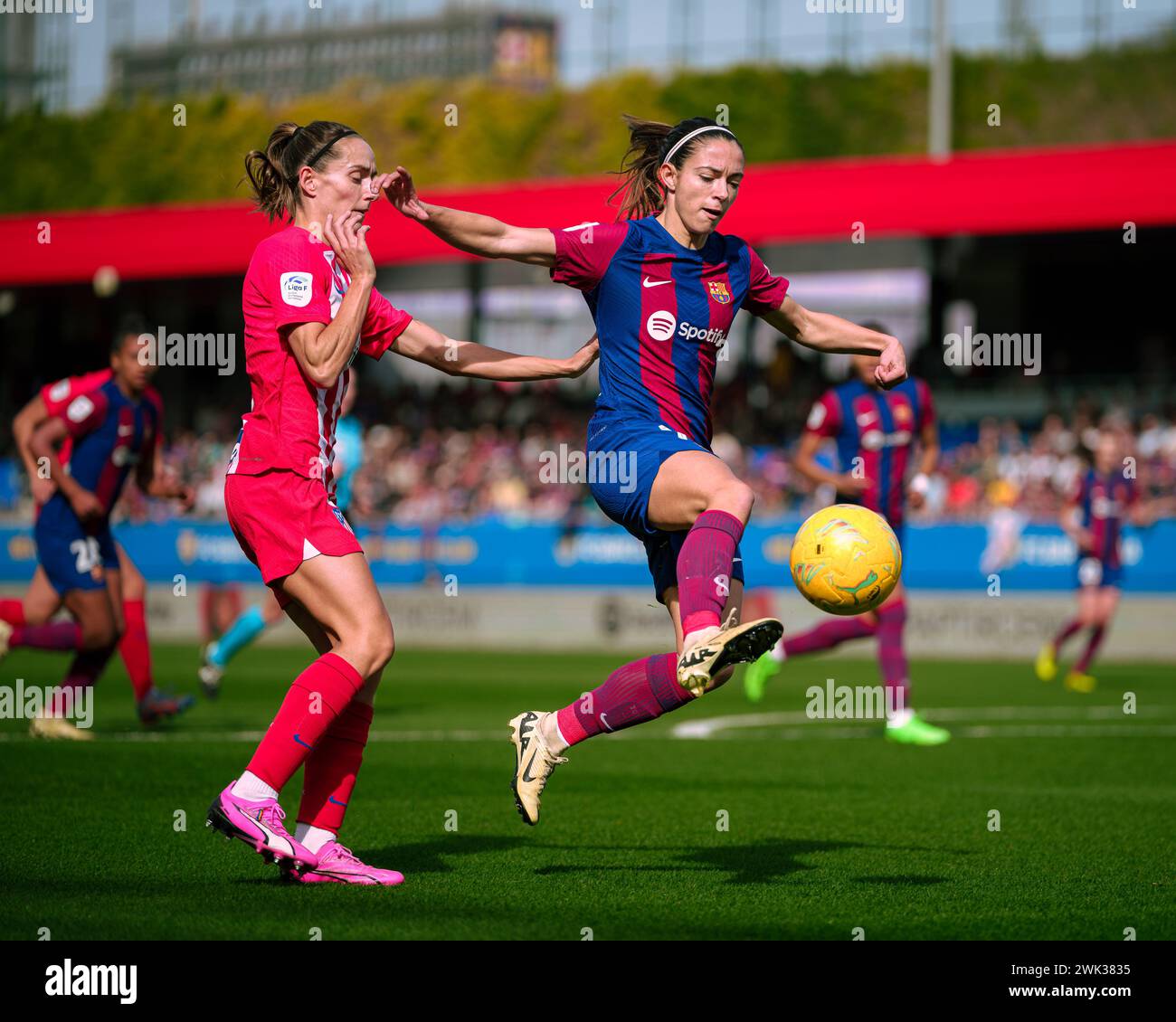 Sant Joan Despi, Spanien, 18. Februar 2024. Spanien Liga F: FC Barcelona gegen Atletico de Madrid. (14) Aitana Bonmati steht im Wettbewerb mit Ainhoa Moraza (3). Quelle: Joan G/Alamy Live News Stockfoto