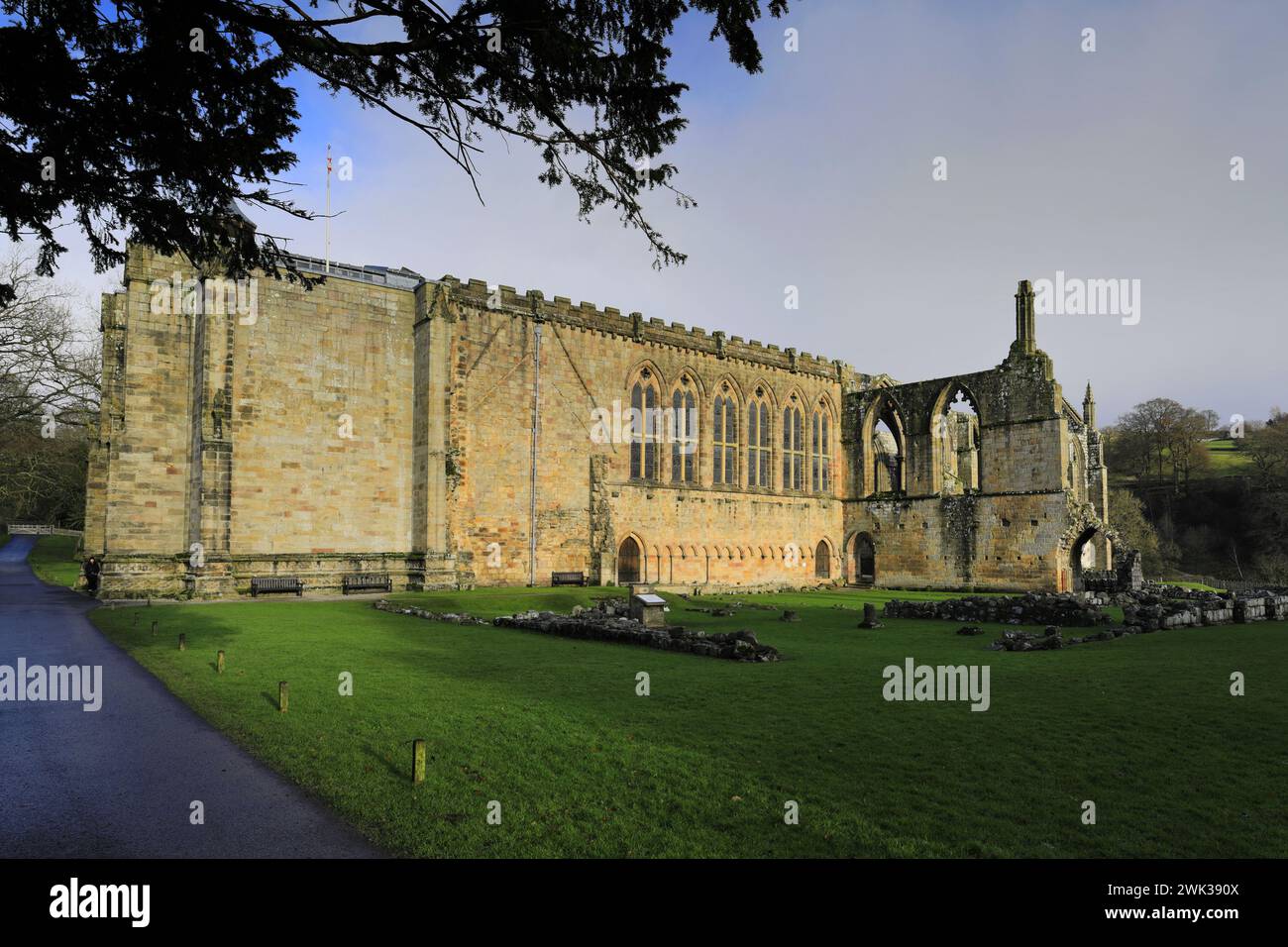 Die Ruinen der Bolton Abbey Priory aus dem 12. Jahrhundert, River Wharfe, Wharfedale, North Yorkshire, England, UK Stockfoto