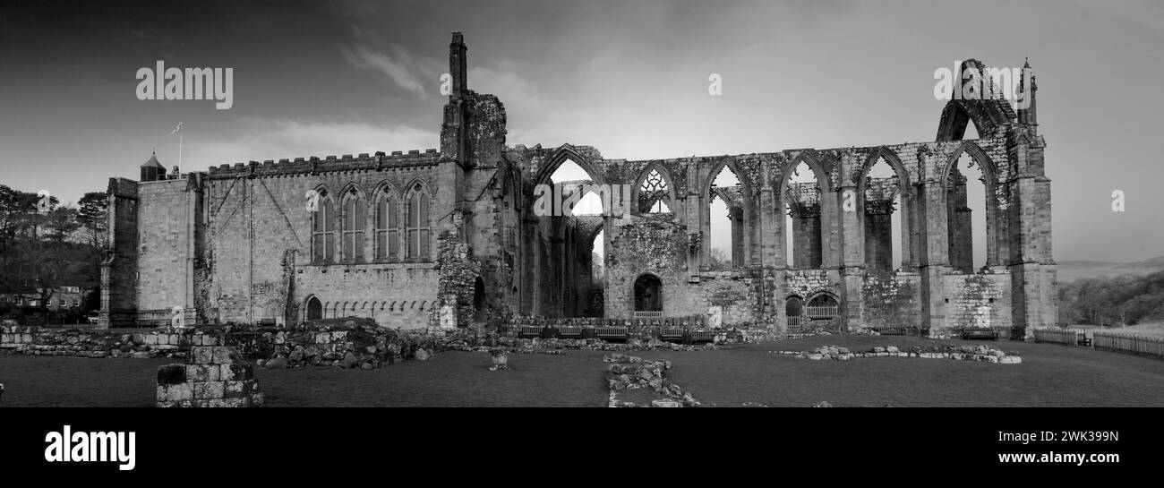 Die Ruinen der Bolton Abbey Priory aus dem 12. Jahrhundert, River Wharfe, Wharfedale, North Yorkshire, England, UK Stockfoto