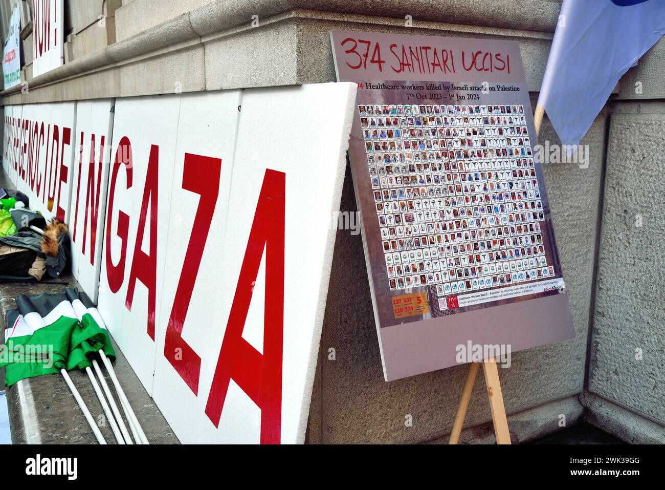 Padua, Italien. Februar 118, 2024. Einige hundert Menschen nehmen an einem Sit-in-und einem marsch Teil, um die Initiative der propalästinensischen Freiwilligen Ärzte mit dem Namen "sanitari per Gaza Veneto" zu unterstützen. Der Verein ist bereit, verwundete Menschen aus Gaza in den Gesundheitseinrichtungen in Veneto aufzunehmen und die notwendige medizinische Versorgung zu gewährleisten, um einen Pool von Fachleuten zu schaffen, die bereit sind, in ausländische Einsatzgebiete zu ziehen. Während der Sitzung unterzeichnen die Teilnehmer auch eine Petition, in der die italienische Regierung aufgefordert wird, den Staat Palästina offiziell neu zu belohnen. Credits: Ferdinando Piezzi/Alamy Live News Stockfoto