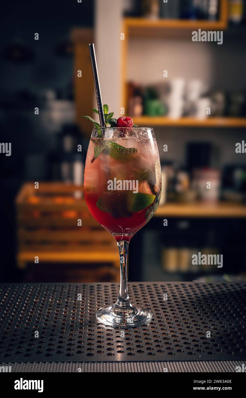 Cocktails im kalten Sommer. Mocktail mit Himbeeren, Limette, Minze und Eis Stockfoto