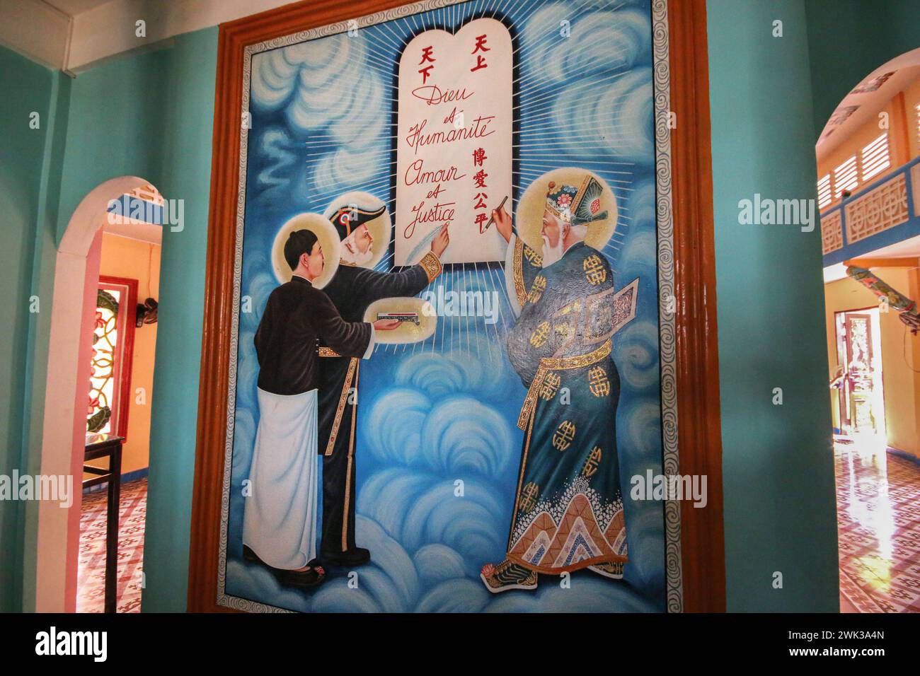 Sa Đéc, Vietnam. 18. Februar 2024: Sun Yatsen, Victor Hugo und Nguyen Binh Khiem im Cao Đài Tempel, wo Zeremonien mit den Gläubigen des Caodaismus abgehalten werden. Diese vietnamesische monotheistische synkretische Religion, die weltweit 5 Millionen Gläubige beansprucht, feierte die große Zeremonie des Höchsten Wesens im Jahr des Drachen 2024, wie jedes Jahr am 8./9. Tag des ersten Mondmonats. Dies ist eines der wichtigsten Rituale der Cao Dai Kirche. Basierend auf okkulten Praktiken des Taoismus wird dieser Gottesdienst 2026 seinen offiziellen 100. Jahrestag feiern. Quelle: Kevin Izorce/Alamy Live News Stockfoto