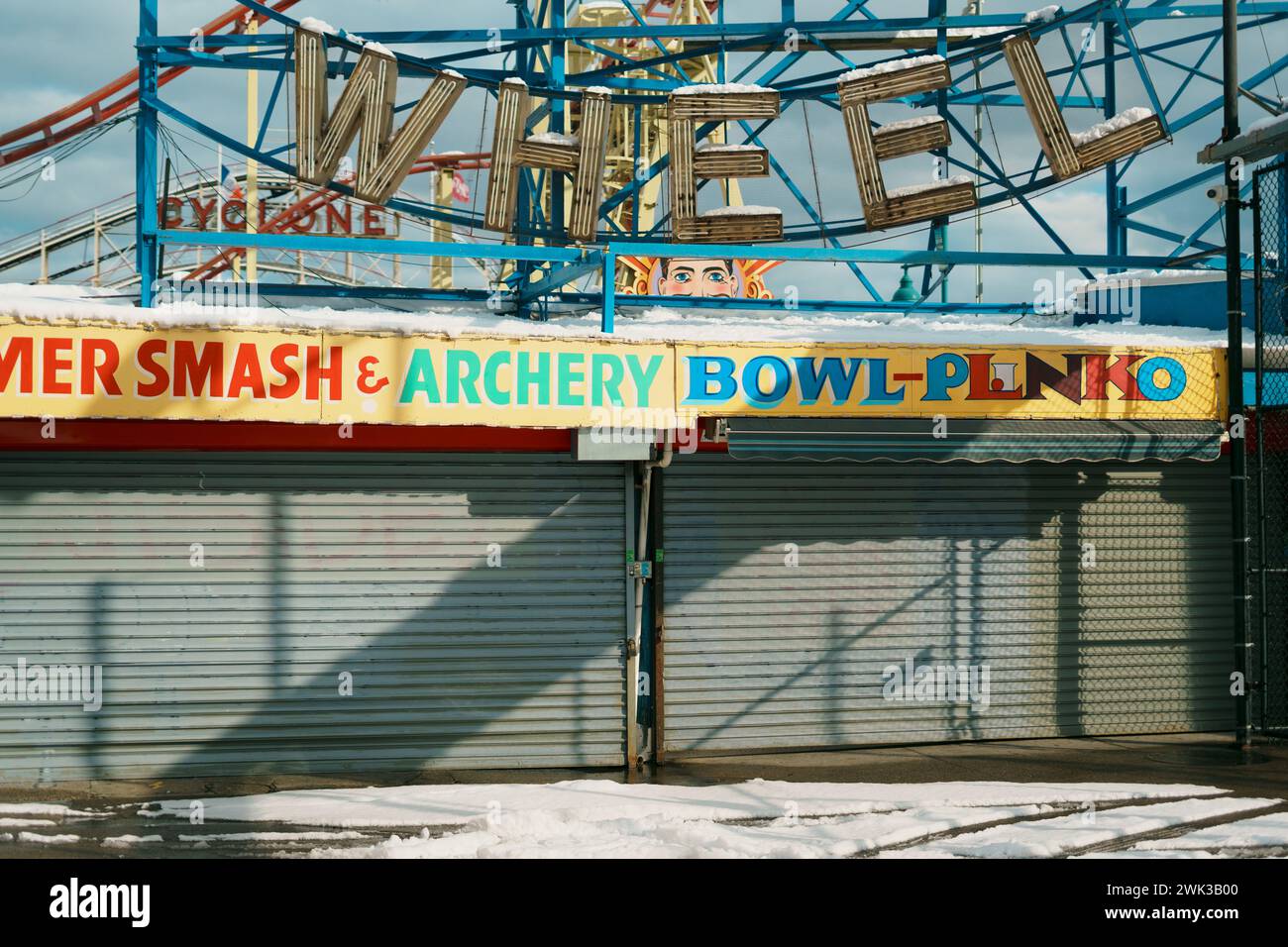 Vintage-Schilder im Denos Wonder Wheel Amusement Park an einem verschneiten Wintertag in Coney Island, Brooklyn, New York Stockfoto