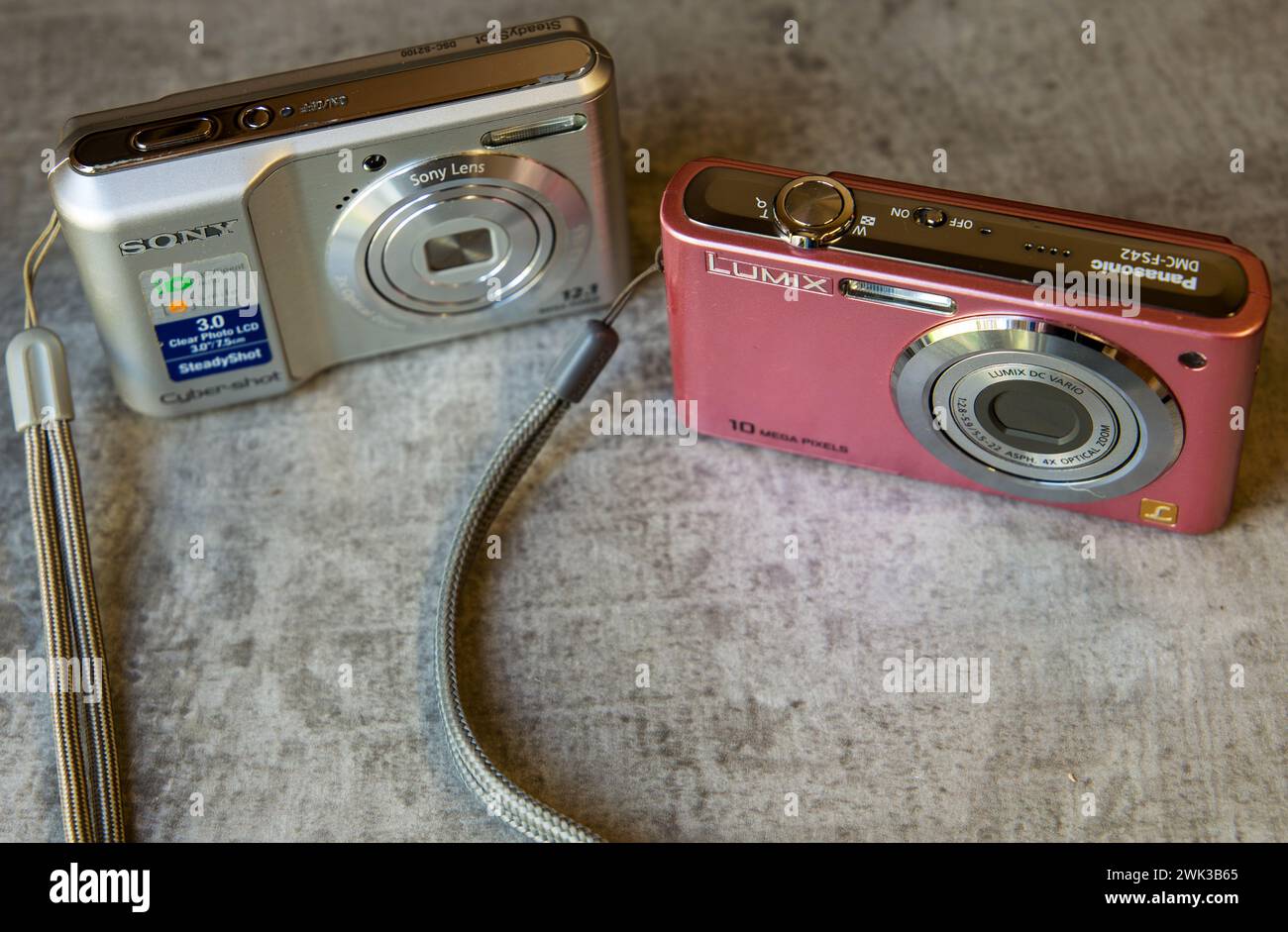 Zwei kleine Digitalkameras von 2010 Panasonic Lumix DMC-FS42 in Pink und Sony Steady Shot DSC-S21009 Stockfoto