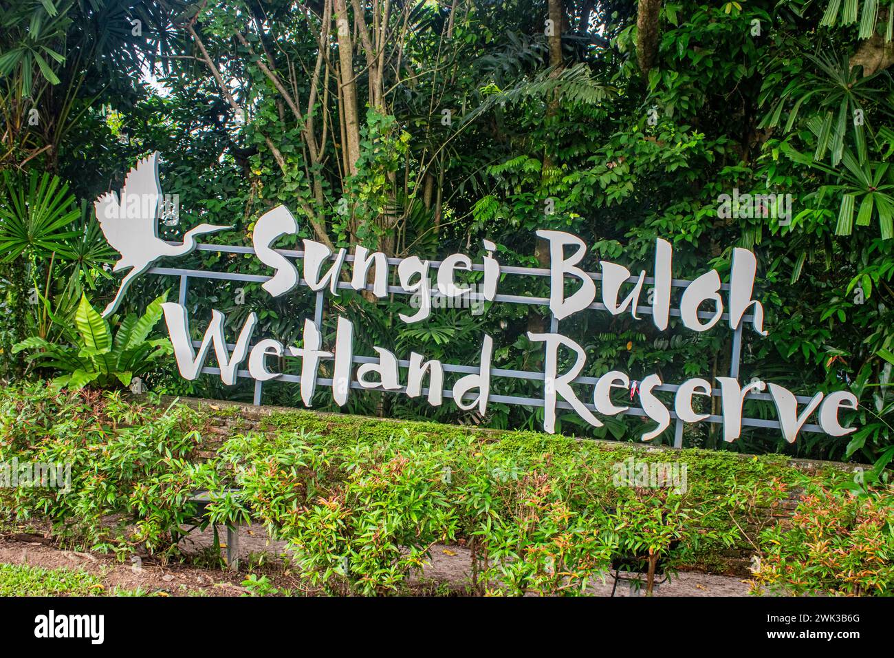 Singapur 16. Juni 2020: Das Logo des Sungei Buloh Wetland Reserve auf Holz, ein wichtiger Zwischenstopp für Zugvögel. Stockfoto
