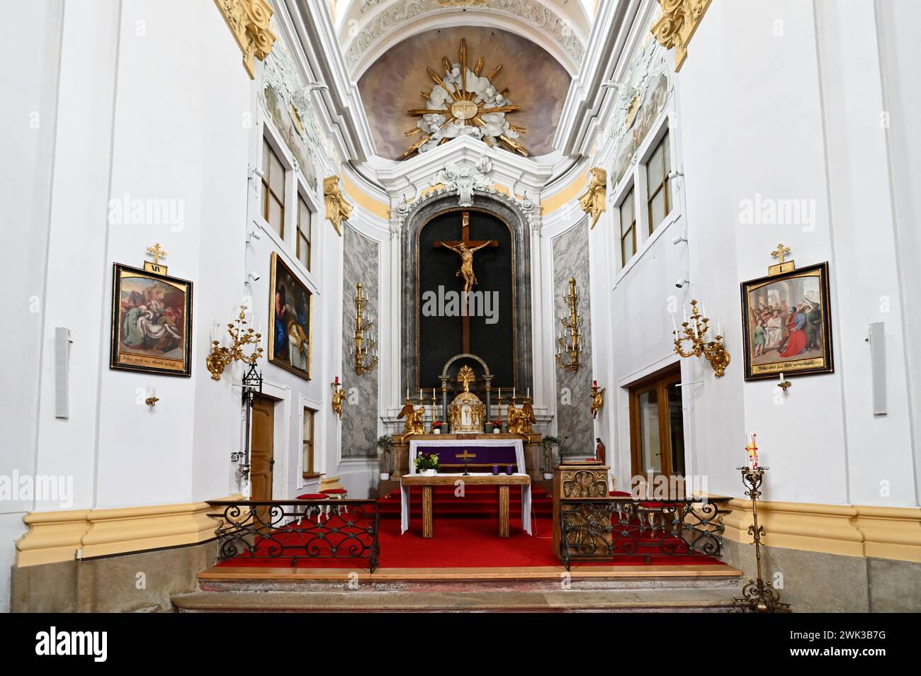 Niederösterreich, Österreich. Hauptaltar mit Kruzifix in der Pfarrkirche Laxenburg Stockfoto