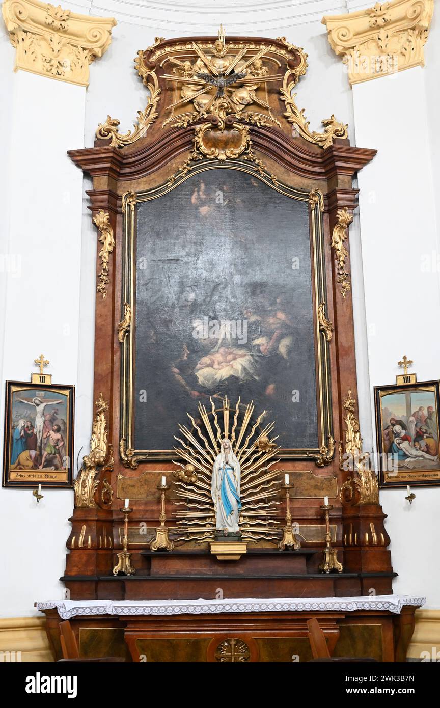 Niederösterreich, Österreich. Das Gemälde im linken Seitenaltar in der Laxenburger Pfarrkirche zeigt die Geburt des Erlösers Stockfoto