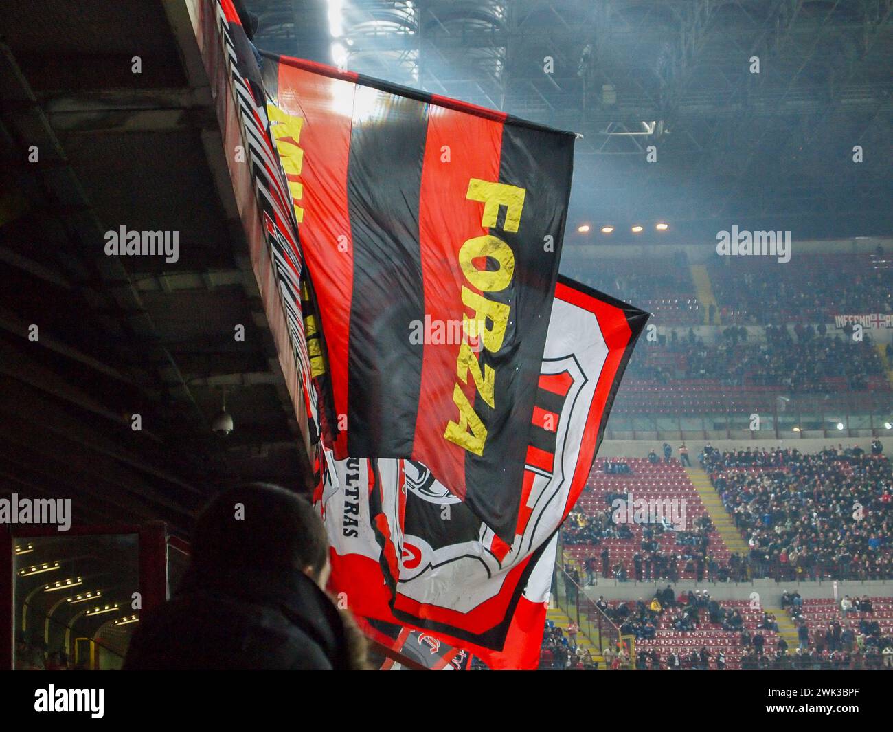 Curva Sud von San Siro oder Giuseppe Meazza Fußballstadion, Heimstadion des AC Mailand und Inter in Mailand mit einer maximalen Kapazität von 80,000 Zuschauern Stockfoto
