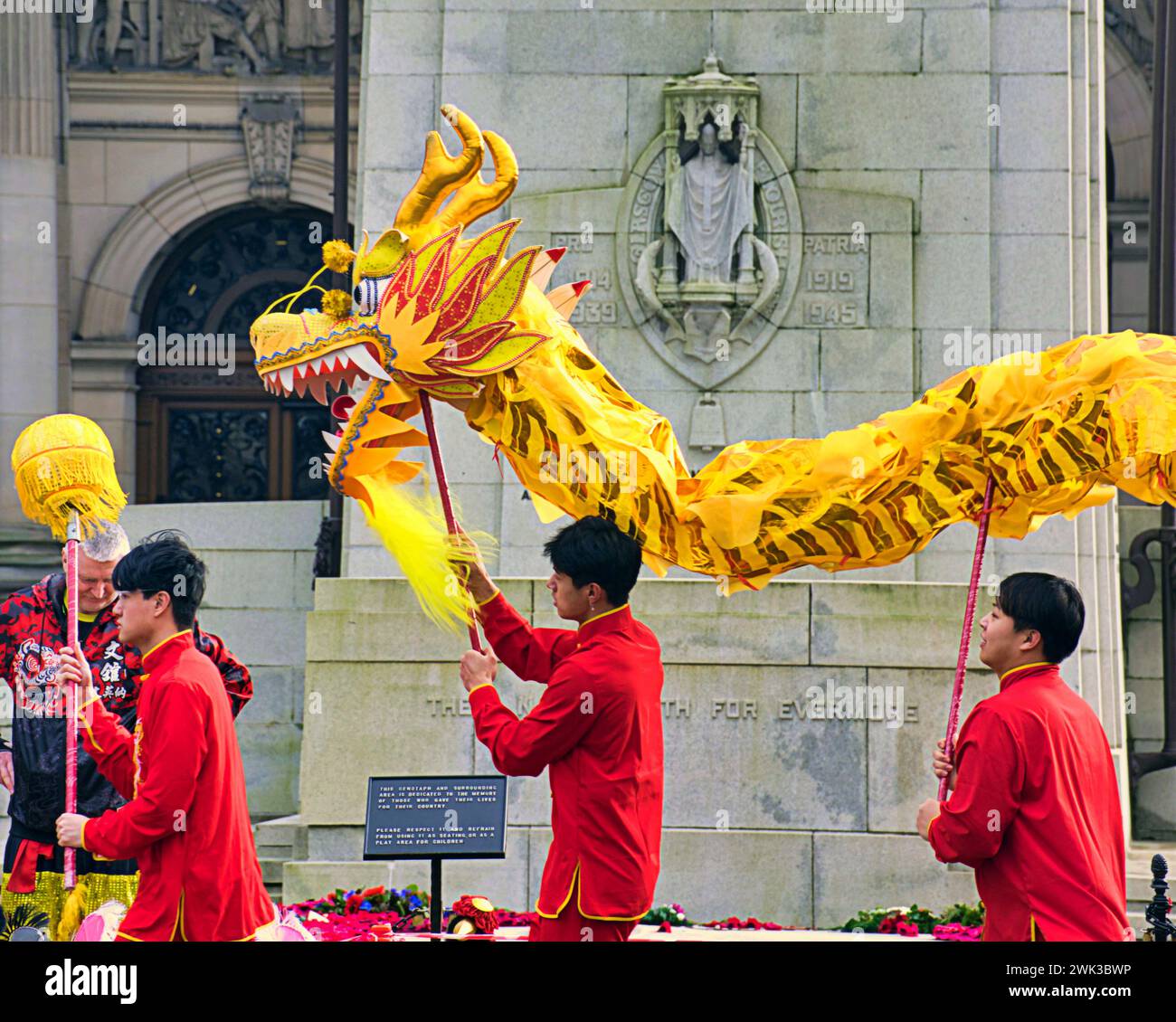 Glasgow, Schottland, Großbritannien. Februar 2024. Das Jahr des Drachen und die jährlichen Festlichkeiten zum chinesischen Neujahrsfest in Glasgow kehren auf den George Square zurück. Die Chinese Cultural and Welfare Society Scotland veranstaltet ihre jährliche öffentliche Ausstellung mit einem Löwentanz. Credit Gerard Ferry/Alamy Live News Stockfoto