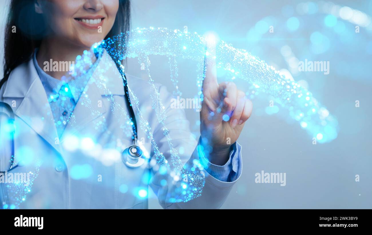 Abgeschnitten von Genetikerin, die mit Hologramm der DNA-Kette interagiert Stockfoto