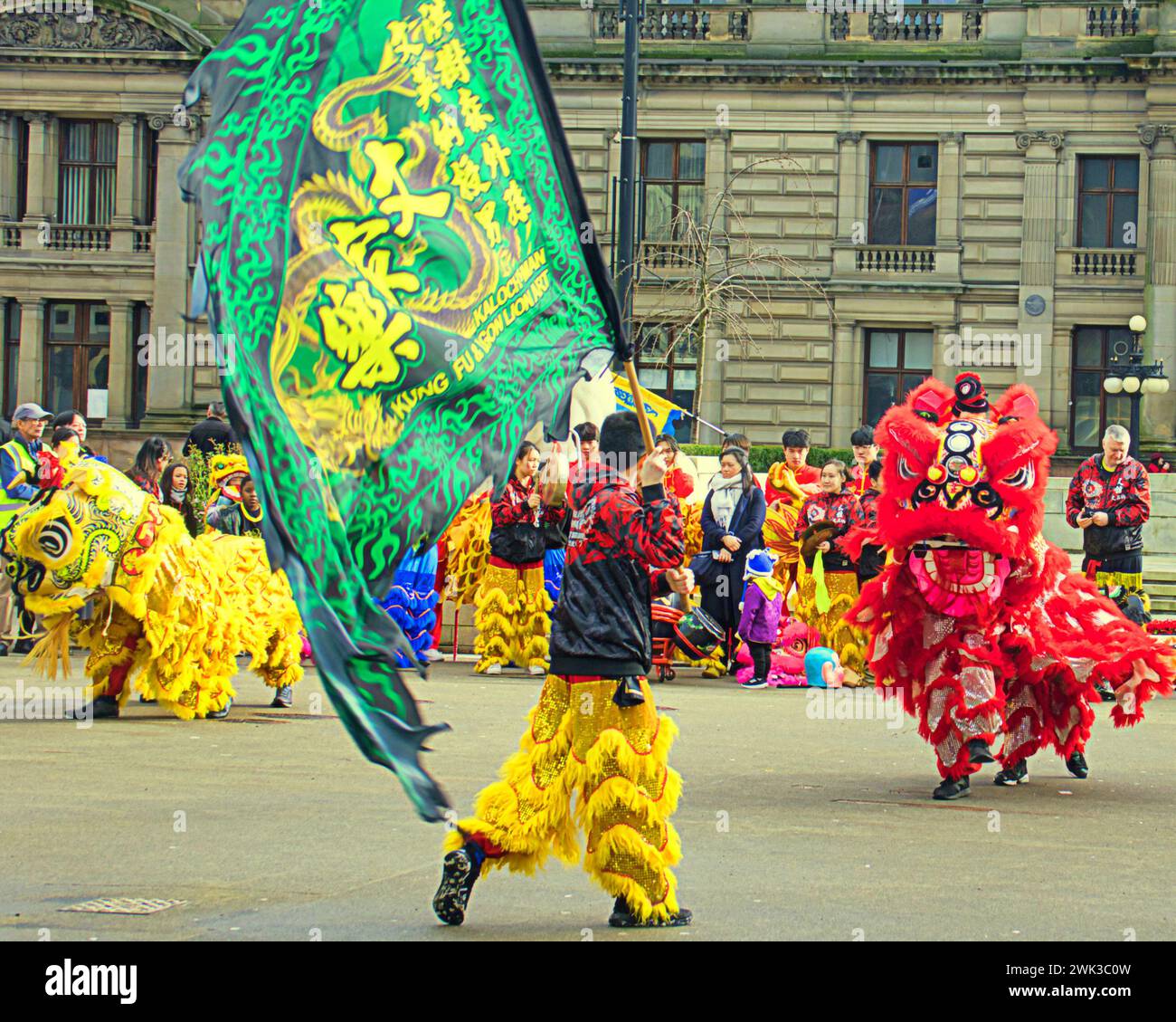 Glasgow, Schottland, Großbritannien. Februar 2024. Das Jahr des Drachen und die jährlichen Festlichkeiten zum chinesischen Neujahrsfest in Glasgow kehren auf den George Square zurück. Die Chinese Cultural and Welfare Society Scotland veranstaltet ihre jährliche öffentliche Ausstellung mit einem Löwentanz. Credit Gerard Ferry/Alamy Live News Stockfoto