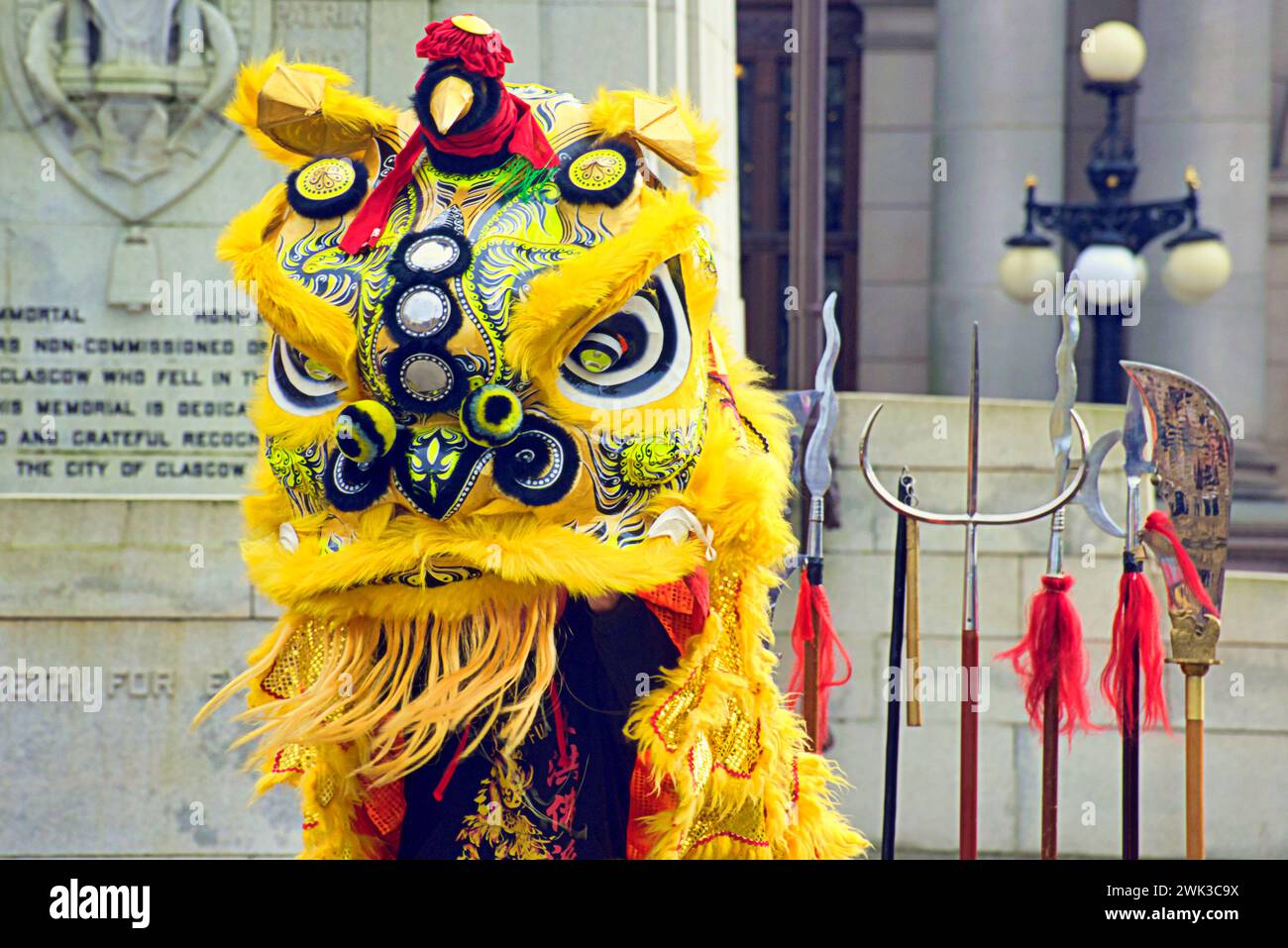 Glasgow, Schottland, Großbritannien. Februar 2024. Das Jahr des Drachen und die jährlichen Festlichkeiten zum chinesischen Neujahrsfest in Glasgow kehren auf den George Square zurück. Die Chinese Cultural and Welfare Society Scotland veranstaltet ihre jährliche öffentliche Ausstellung mit einem Löwentanz. Credit Gerard Ferry/Alamy Live News Stockfoto