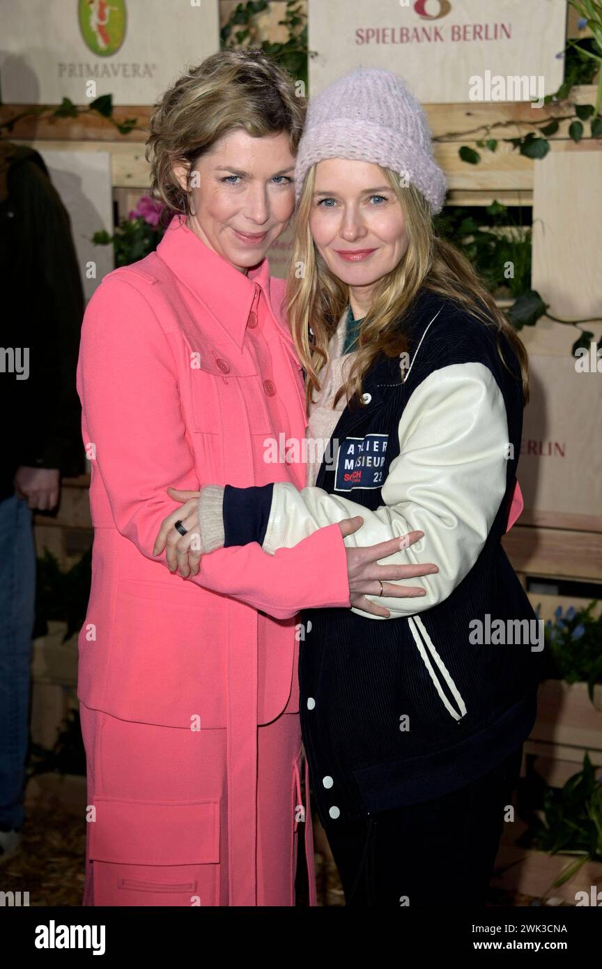 Brigitte Zeh und Stefanie Stappenbeck bei der Medienboard Party 2024 im Rahmen der Berlinale 2024 am Holzmarkt. Berlin, 17.02.2024 *** Brigitte Zeh und Stefanie Stappenbeck bei der Medienboard Party 2024 im Rahmen der Berlinale 2024 am Holzmarkt Berlin, 17 02 2024 Foto:XF.xKernx/xFuturexImagex mbb 4236 Stockfoto