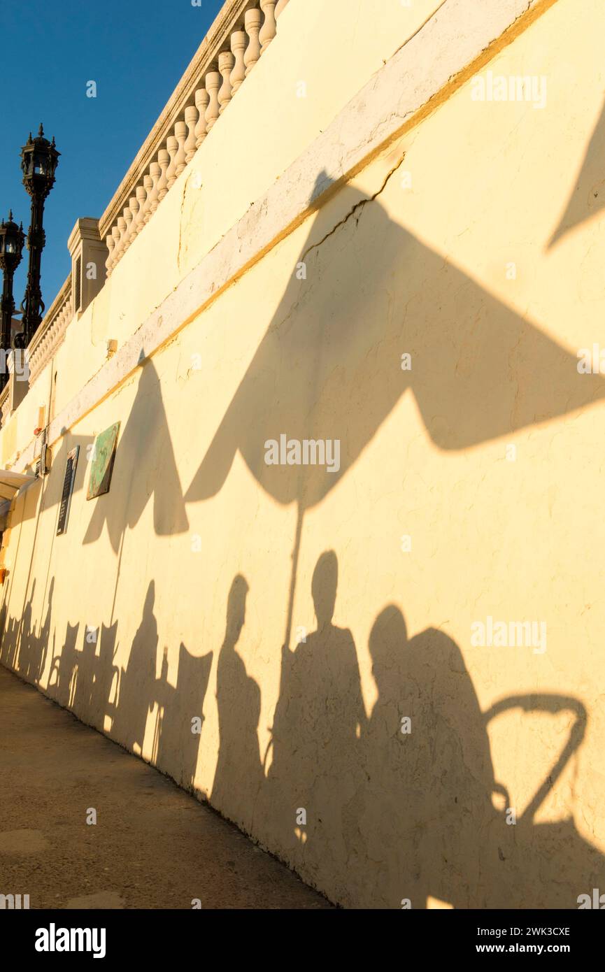 Schatten eines Strandcafés am Stadtstrand von Cadiz Stockfoto