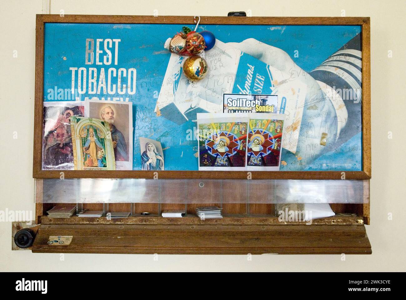 Zigarettenspender mit Heiligenbildern im Dorfcafé Kormakitis Stockfoto