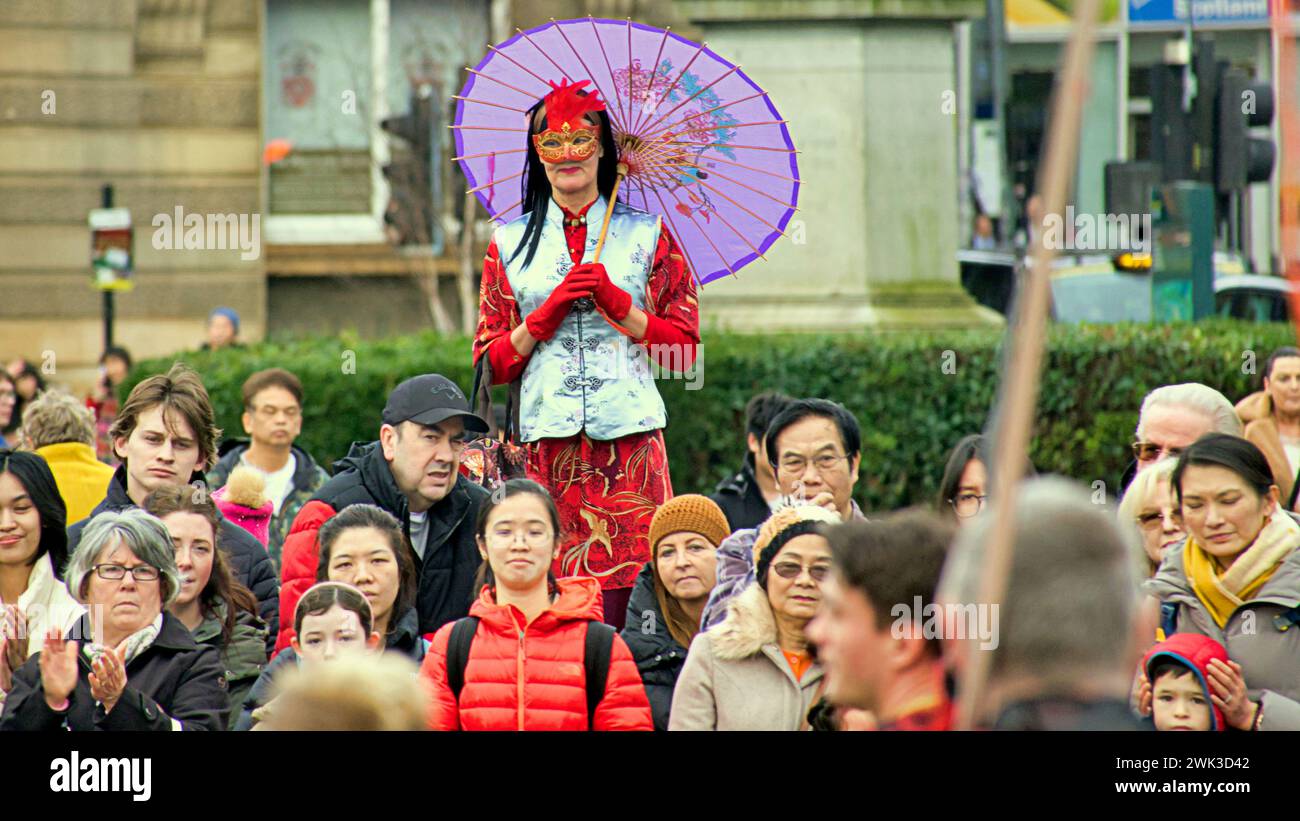 Glasgow, Schottland, Großbritannien. Februar 2024. Das Jahr des Drachen und Glasgows jährliches chinesisches Neujahrsläufern kehren die Feierlichkeiten zum George Square zurück. Die Chinese Cultural and Welfare Society Scotland veranstaltet ihre jährliche öffentliche Ausstellung mit einem Löwentanz. Credit Gerard Ferry/Alamy Live News Stockfoto