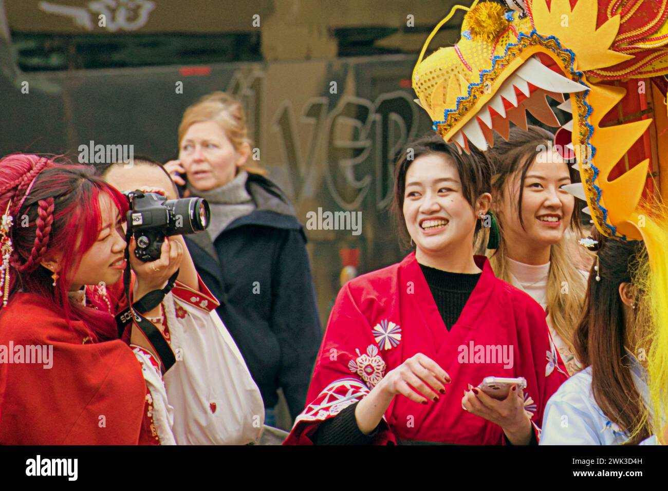 Glasgow, Schottland, Großbritannien. Februar 2024. Das Jahr des Drachen und die jährlichen Festlichkeiten zum chinesischen Neujahrsfest in Glasgow kehren auf den George Square zurück. Die Chinese Cultural and Welfare Society Scotland veranstaltet ihre jährliche öffentliche Ausstellung mit einem Löwentanz. Credit Gerard Ferry/Alamy Live News Stockfoto