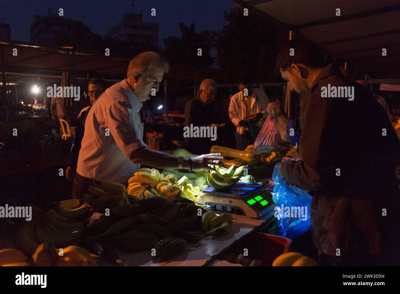 Am frühen Morgen gibt es schon viel Aktivität. Markttag auf der Constanza Bastion der venezianischen Stadtmauern von Nikosia. Stockfoto