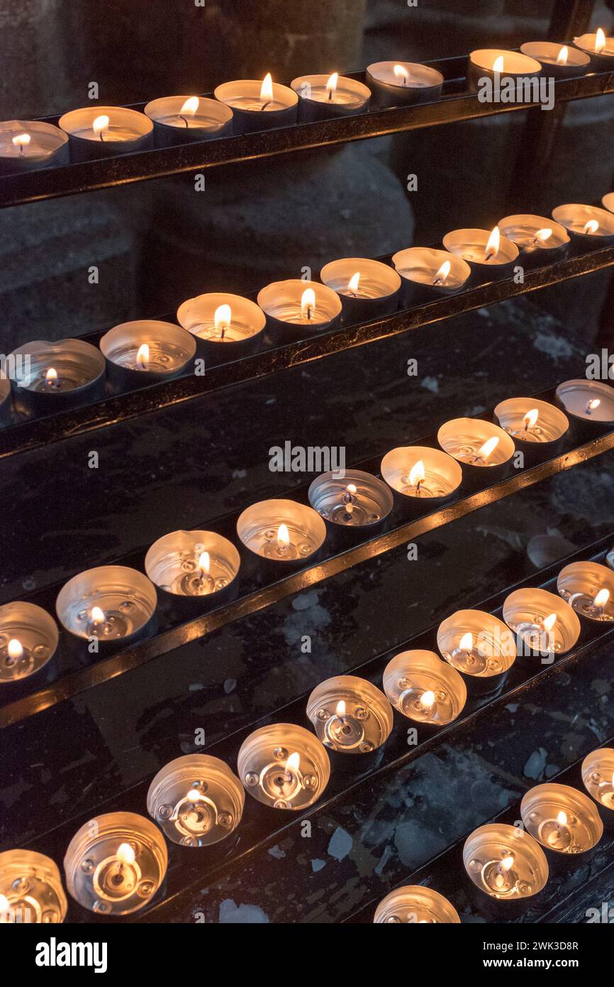 Lichter in St. Stephansdom in Wien Stockfoto