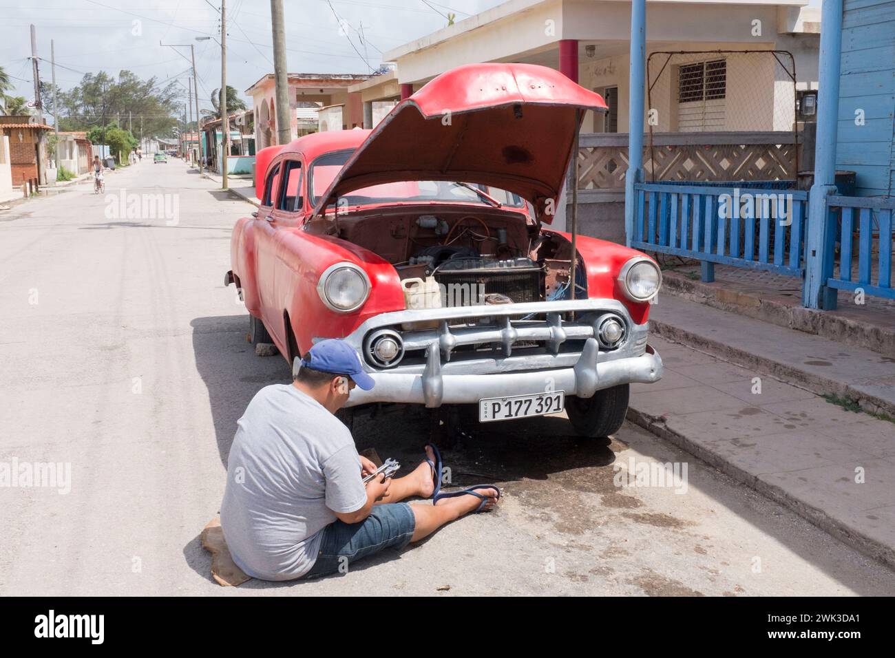 Die Reparatur eines alten Chevrolet in der Straße Martí Real in Cojimar. Stockfoto