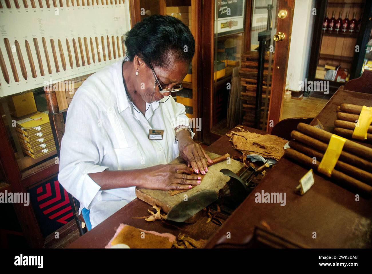 Zigarrenrolle im Handwerkspalast in Old Havanna. Stockfoto