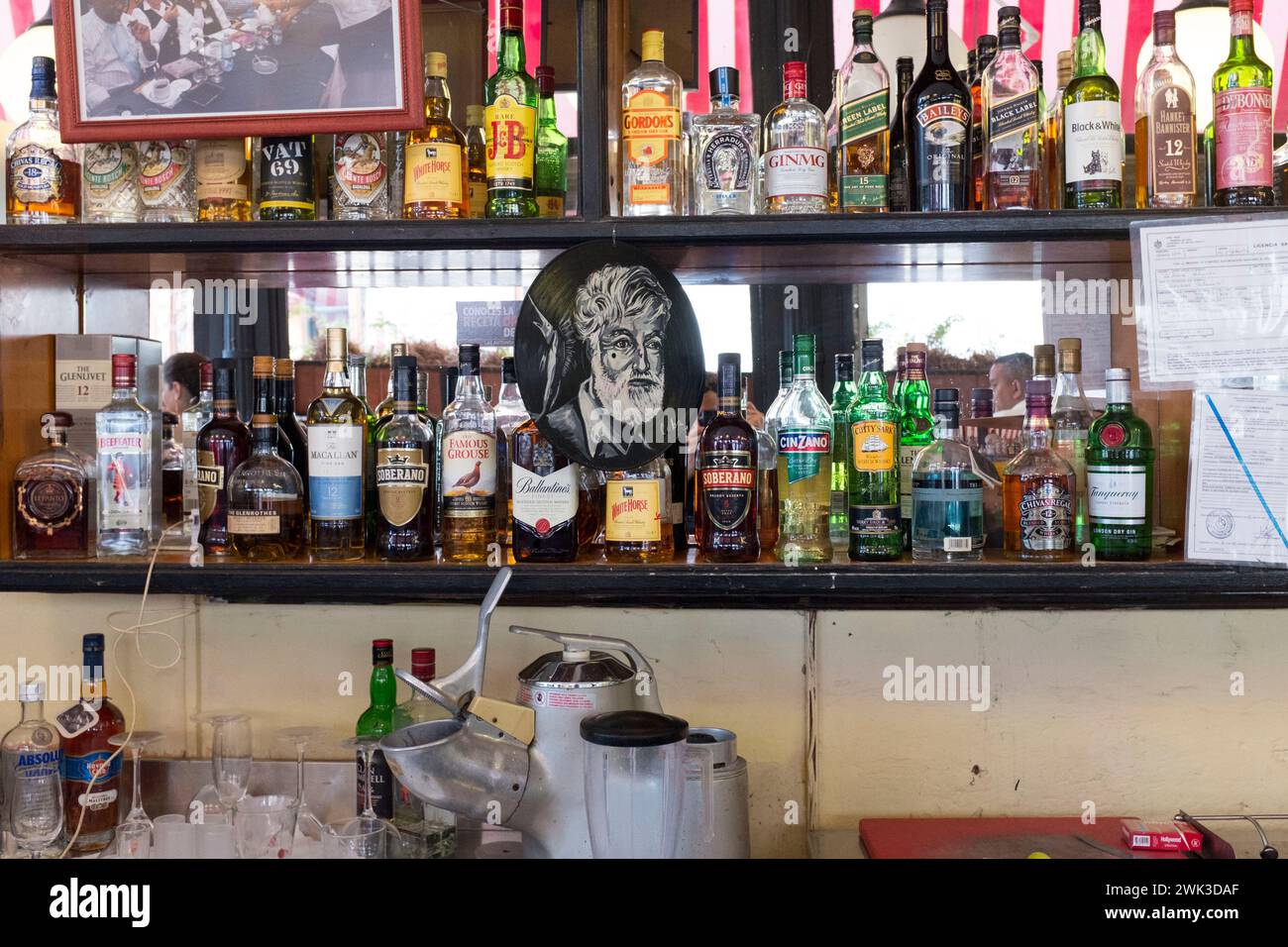 Ein Bild von Ernest Hemingway in einer Bar in der Obispo Street in Old Havanna Stockfoto