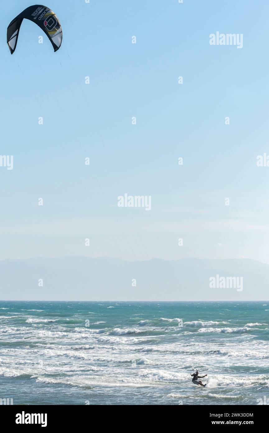 Kiteboarden in Nordzypern am Strand von Agia Eirini (Akdeniz) an der Westküste der Mittelmeerinsel. Stockfoto